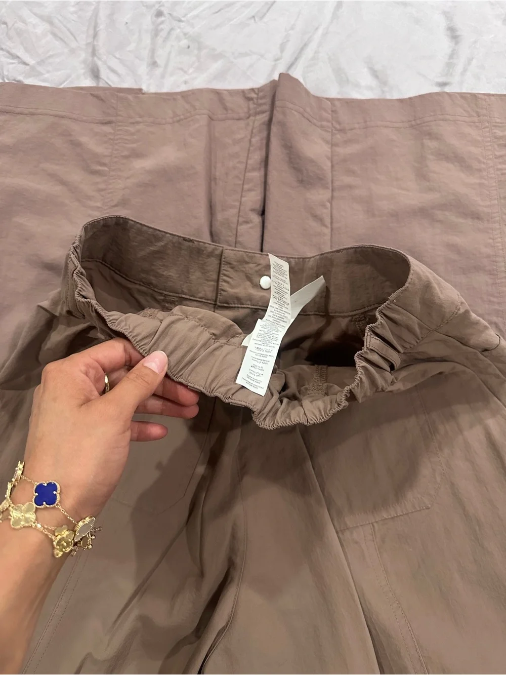 ALO Yoga Wide-Leg Cargo Pants in Mauve Taupe